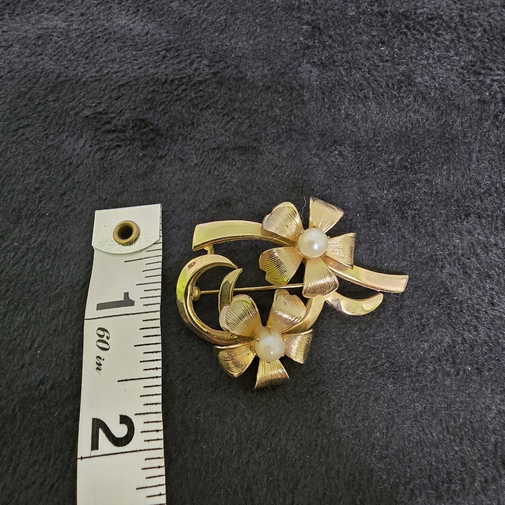 Brooks Flower Ribbon Pin - Picture 7 of 7